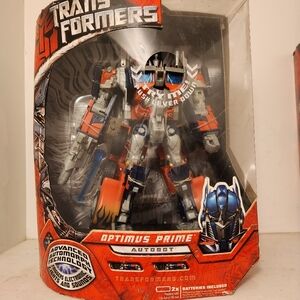 Transformers Optimus Prime - Auto MorpOptimus Prime Action Figure - Red and Blue